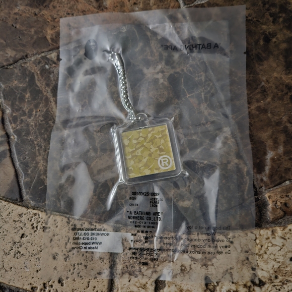 A BATHING APE BAPE AMERICAN EXPRESS CARD GOLD KEYCHAIN NWT - Picture 3 of 3